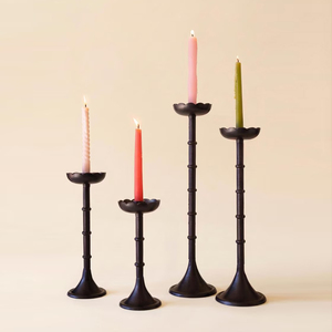 Porte-bougies coniques Abacus noir mat, avec tiges côtelées et coupelles en forme de pétales, inspirés du bambou, en quatre hauteurs graduées variées - Product Image 1