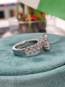 Anillo de Diamantes de Corte Ovalado de Lujo en Oro Blanco con Diamantes Laterales, Elegante Joya de Compromiso y Boda para Mujer, Diseño Personalizable - Product Image 4