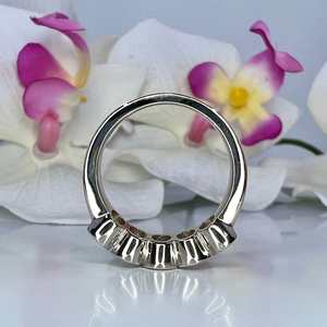 Bague de fiançailles tendance en argent sterling 925 avec cinq pierres, demi-alliance de mariage en moissanite VVS taille ovale 1,25 carats et alliance assortie - Product Image 5