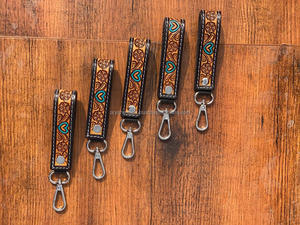 Porte-clés en cuir élégant sculpté à la main Porte-clés en cuir imprimé floral en relief Accessoires en cuir outillé Porte-clés mignons - Product Image 2