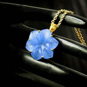 Colgante de calcedonia azul natural con forma de flor, collar de piedras preciosas talladas, elegante colgante de calcedonia para mujer, fabricación de joyería al por mayor. - Product Image 1