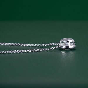 Collier pendentif solitaire en or massif avec diamant de laboratoire rond brillant certifié IGI, serti clos, bijoux modernes et minimalistes - Product Image 5