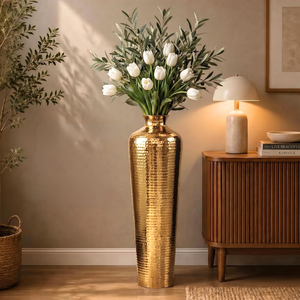 Vase de sol artisanal en métal doré avec texture martelée, décoration florale pour espaces de vie de luxe - Product Image 6