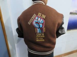 Chaqueta universitaria de béisbol para hombre al por mayor, chaqueta estilo letterman de alta calidad en marrón y negro. - Product Image 5