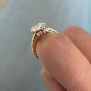 Bague de fiançailles Tishya en or jaune massif 14 carats avec moissanite de laboratoire taille brillant rond 4,05 carats, sertie à griffes, style Mine Ancienne - Product Image 1
