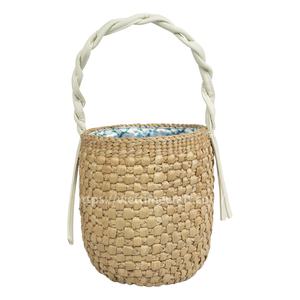 กระเป๋าผักตบชวาลายดอกไม้ธรรมชาติที่มีการตกแต่งภายในด้วยดอกไม้ชายหาดที่ยั่งยืนสำหรับผู้หญิงขายส่งจากเวียดนาม - Product Image 5