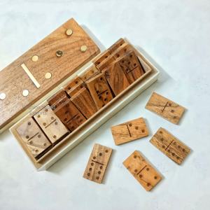 Jeu de dominos en bois fait main avec couvercle à points en laiton et boîte de rangement en résine - Product Image 1
