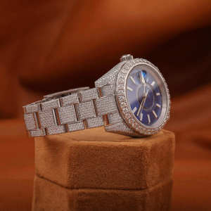 Montre-bracelet de luxe entièrement sertie de moissanite VVS, cadran bleu, mouvement à quartz, affichage de la date, chiffres romains, bracelet en acier inoxydable 41 mm, 3 ATM - Product Image 3