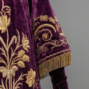 Vestimenta Litúrgica de Terciopelo Morado Bordada a Mano con Oro de Lujo, Sakkos para Clérigos de Iglesia, Túnica Ceremonial para Sacerdotes Ortodoxos - Product Image 3