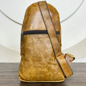 Venta al por mayor Vintage Full Grain cuero genuino hombres y mujeres bolso de pecho de alta calidad multifunción al aire libre viajar bolsos cruzados - Product Image 5