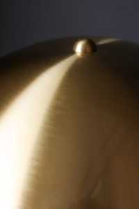 Lámpara de Mesa Metálica Golden Dome con Acabado de Hierro Cepillado, Pantalla en Forma de Hongo, Iluminación Ambiental Cálida para Decoración de Hogar de Lujo - Product Image 3