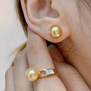 Boucles d'oreilles en or 18 carats avec perle noire de Tahiti vert paon, 10-9 mm, rondes et impeccables, dégageant un air de luxe - Product Image 5