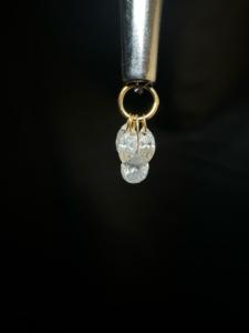 Pendientes de Oro de 14K de Primera Calidad con Diamante CVD en Forma de Pera y Elegante Diseño de Pluma - Product Image 5