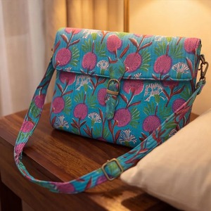 Housse pour ordinateur portable en coton matelassé, faite à la main, avec bandoulière et fermeture éclair, idéale pour le shopping (Origine Rajasthan) - Product Image 1