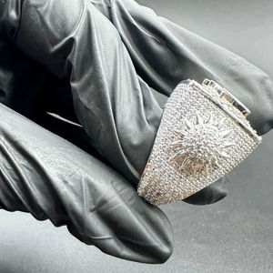 Anillo de compromiso y boda de lujo en plata de ley 925 con moissanita VVS de corte brillante clásico y engaste de garras, estilo hip hop, con letra personalizada - Product Image 3