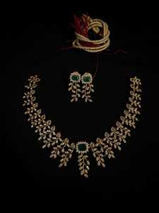 Ensemble de bijoux indiens classiques en laiton plaqué or antique avec pierres CZ, collier ras-du-cou géométrique et boucles d'oreilles Jhumka – Vente en gros - Product Image 2