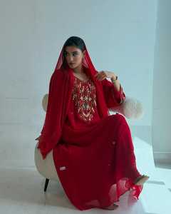 Robe de soirée formelle modeste et simple pour femme, rouge, en mousseline brodée, col en V, manches longues, longueur ras du sol, coupe trapèze, avec superposition transparente et soutien-gorge intégré - Product Image 3