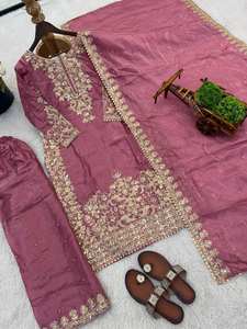 Présentation de la nouvelle collection de créateurs en soie avec broderies lourdes et travail de codage séquentiel, ensemble haut-bas et dupatta. - Product Image 6