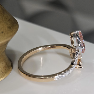 Anillo de compromiso de lujo para mujer con diamantes talla pera rosa, diseño floral en racimo, en oro rosa con banda pavé y anillo cruzado de hoja marquesa - Product Image 3