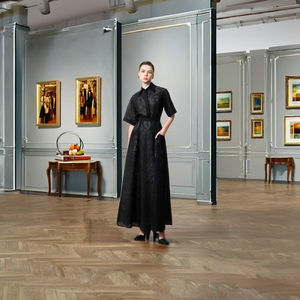 La camisa con cuello puntiagudo de VENESSA combina la elegancia diaria y los detalles inspirados en la naturaleza en tela frondosa de primera calidad - Product Image 1