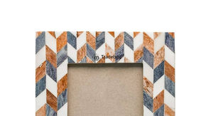 Marco de Fotos Creativo con Incrustaciones de Resina Hecho a Mano de Primera Calidad con Acabado Brillante y Opción de Logotipo Personalizado - Decoración de Lujo por Tradebyd - Product Image 3