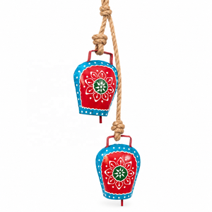 Juego de Campanas de Hierro Color Fusion con Patrones de Mandala Rojos, Bordes Pintados en Azul, Centros Florales Verdes y Suspensión de Cuerda - Product Image 1