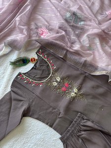 Nueva Colección de Ropa India y Pakistaní para Mujer, Conjunto de Kurti de Algodón Suave con Trabajo a Mano y Dupatta de Seda Pesada - Product Image 2