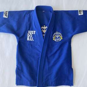 Muestra de Ropa de Artes Marciales con Envío Gratuito, Kimono de Judo 100% Algodón Blanco y Azul 450G, Traje de Judo - Product Image 1
