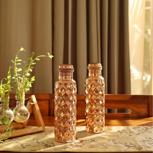 Bouteille ayurvédique martelée en cuivre naturel, personnalisable, résistante à l'ébullition, design moderne, pour yoga, fitness, hydratation et détoxification. - Product Image 5