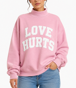 Sudadera de cuello alto estilo universitario para mujer con logotipo personalizado, transpirable, informal, de forro polar, con apliques de letras. - Product Image 1