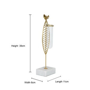 Vase de table moderne en métal avec motif d'oiseau, hauteur 39 cm, noir, porte-fleurs décoratif avec insert en tube de verre - Product Image 1