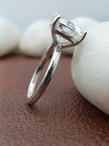 Bague solitaire personnalisée en or massif 14 carats avec diamant VVS de 2 carats de taille coussin, cultivé en laboratoire, certifié IGI – Cadeau d'anniversaire tendance - Product Image 5