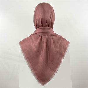 ผ้าคลุมศีรษะผู้หญิงมุสลิมแบบฮิญาบ รุ่นใหม่ล่าสุด ผ้าโพลีเอสเตอร์เนื้อนุ่ม ระบายอากาศได้ดี ประดับพู่ห้อย พรีเมียม พร้อมดีไซน์วิบวับสำหรับฤดูร้อน - Product Image 2