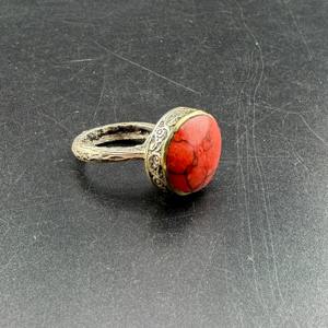 Anillo Tribal Afgano Kuchi con Moneda de Plata Grande y Grabados Geométricos Intrincados - Product Image 5