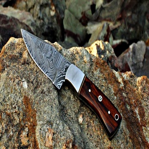 Cuchillo de caza de hoja fija Trend Blades, hecho a mano, de acero de Damasco de grado industrial, con punta de clip, mango de madera y funda de cuero. - Product Image 2