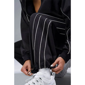 Conjunto deportivo de mujer con chaqueta con cremallera y pantalones cortos, conjunto informal de 2 piezas para correr. - Product Image 4