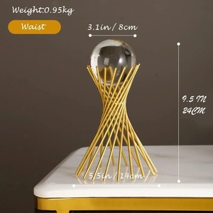 Sculpture sur piédestal en fil métallique doré de style luxe moderne, en forme de cage sablier, avec centre de table sphère en cristal transparent pour salon. - Product Image 2