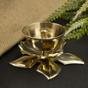 Lampe à huile Diya en laiton, porte-bougie en forme de pétale de fleur, décoration aromatique traditionnelle pour la maison et les rituels - Product Image 3
