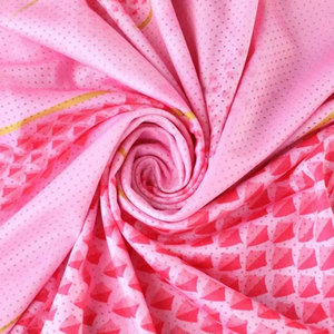 Ensemble de maillot de tennis rose sublimé avec short noir, col en V, manches courtes, tissu respirant en mesh pour adultes - Product Image 5