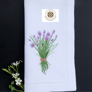 Ramo de cebollino de lino natural atado con cuerda, tonos verdes suaves que aportan un toque rústico y refinado a las mesas - Product Image 1