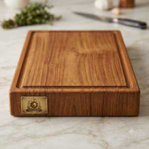 Planche à découper en bois de teck massif avec rainure profonde pour les jus, coins métalliques et plaque logo – Planche de cuisine haut de gamme - Product Image 1