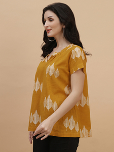 Chemisier femme en coton moutarde à col en V et manches courtes, coupe classique, décontracté, imprimé végétal, respirant et lavable, idéal printemps-été - Product Image 1