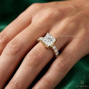 Bague de fiançailles de luxe en or 18 carats plaqué or, diamant blanc taille princesse cultivé en laboratoire pour femme, VVS1 certifié IGI, 57 pierres, mariage - Product Image 6