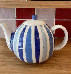Théière rayée bleue avec bec verseur lisse, poignée confortable, corps isotherme, idéale pour servir le thé - Product Image 1