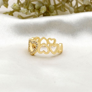 Anillo de Eternidad con Corazón Ondulado y Cristales Pavé, Plata de Ley 925 Chapada en Oro - Product Image 3