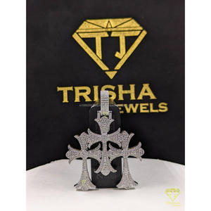 Colgante Triple Cruz con Incrustaciones de Diamantes Moissanite VVS en Plata de Ley 925, Joyería Hip Hop de Lujo de Trisha Jewels - Product Image 3