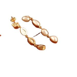 Boucles d'oreilles pendantes en argent sterling 925 plaqué or 18 carats perle naturelle blanche pour femmes et filles - Product Image 1