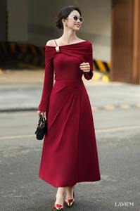 Haut élégant pour femme, rouge foncé, manches longues, col asymétrique |   Haut Layla pour des tenues décontractées élégantes |   LAVIEM - Product Image 5