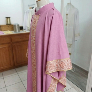 Casulla clerical rosa con ribete dorado y diseño floral bordado, vestimenta litúrgica premium para sacerdotes, para las cuatro estaciones. - Product Image 4