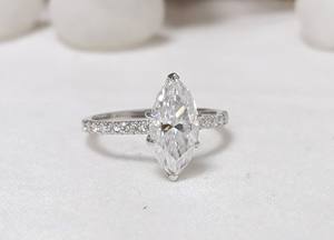 Anillo de compromiso y boda de oro blanco macizo de 14k con moissanita de 2 quilates de corte marquesa y detalles solitarios, chapado en rodio, moderno para fiesta, para mujer - Product Image 3